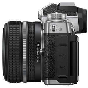 Foto 2 Kit Fotocamera Mirrorless Nikon Z FC + Obiettivo w/ 28mm f/2.8 SE (VOA090K001) – Prodotto in Italiano